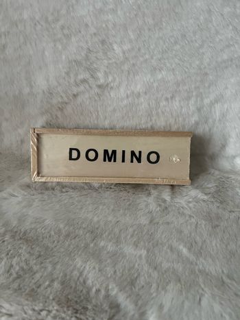 Jeu de domino dans boîte en bois sous blister