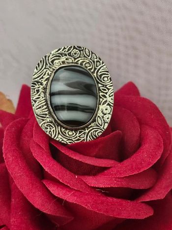 Bague avec sa plaque texturee en argent sterling 925 avec sa pierre agate Botswana