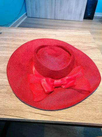 Chapeau rouge foncé