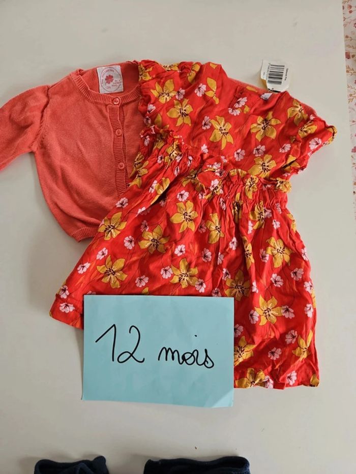 lot gilet + robe neuf avec etiquette 12 mois