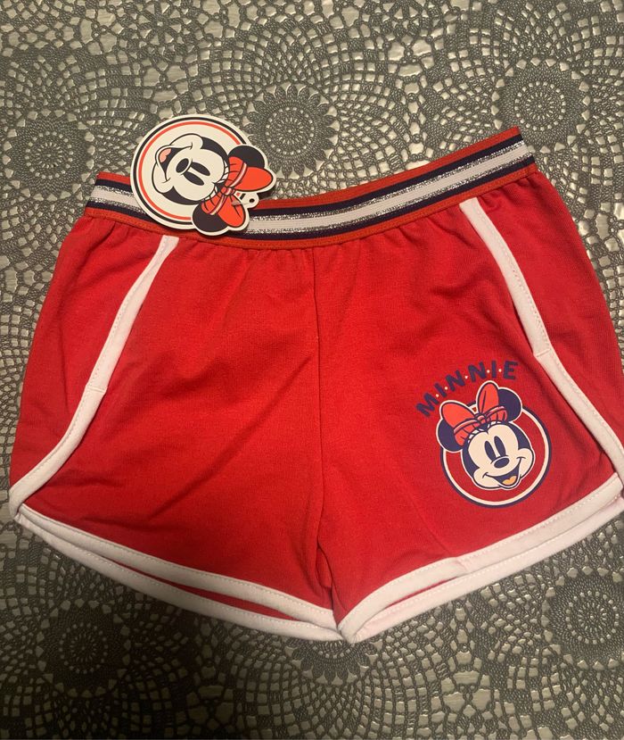 Short neuf taille 4 ans