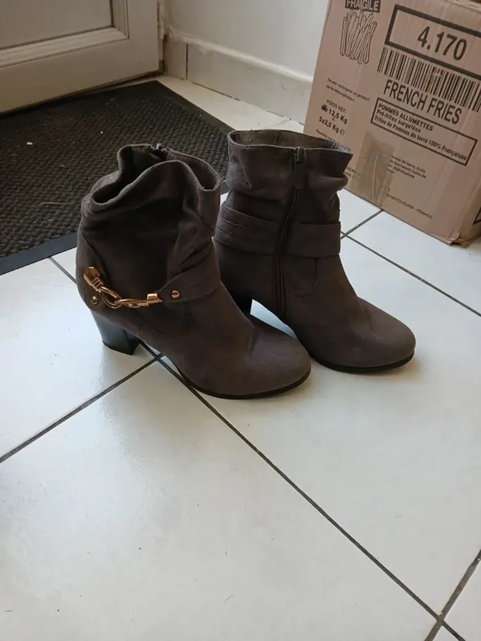 Chaussures/ bottines femme à talon - Taille 37