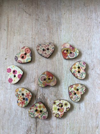 Lot 10 boutons bois coeur fantaisies