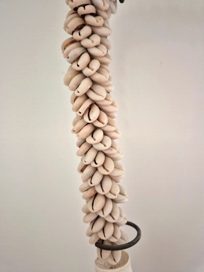 Collier papou en coquillages avec socle - photo numéro 2
