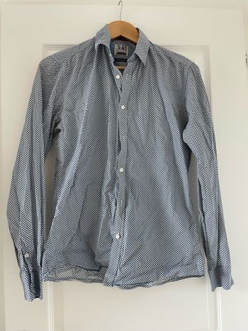 Chemise à motif bleu et blanc