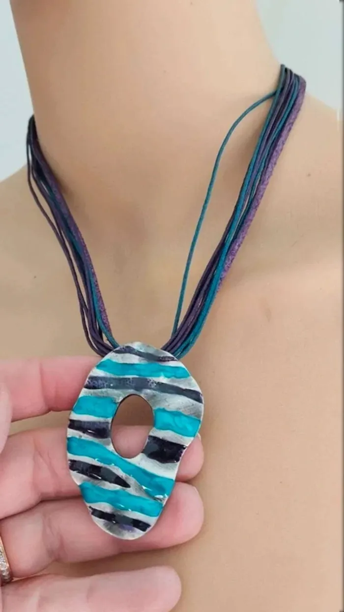 Collier  cordons bleu et violet  avec pendentif - photo numéro 3