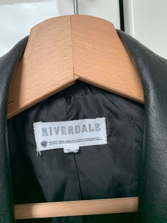 Veste en cuir de la série riverdale - photo numéro 5