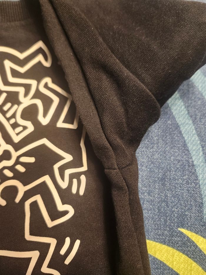Sweat pull garçon Keith haring coeur noir 4 ans kiabi - photo numéro 3