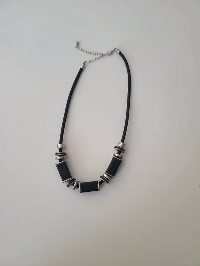 Collier noir avec perles cuir