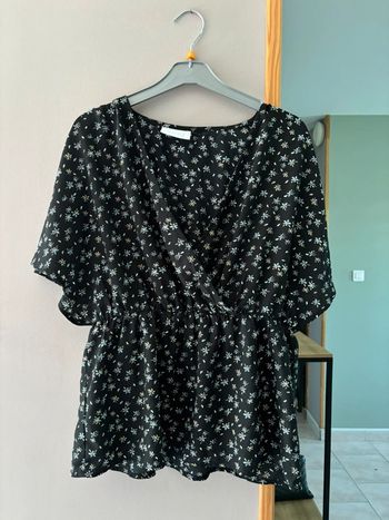 Haut ample peplum noir à fleurs bleues