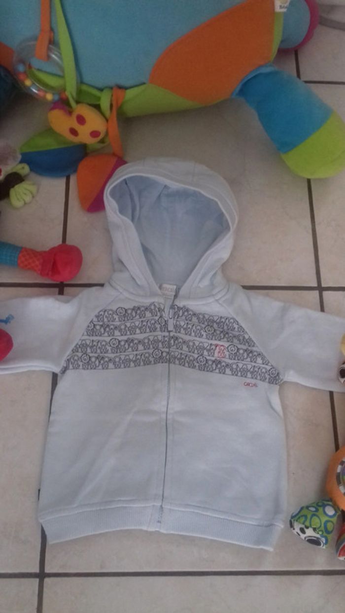 Sweat 💢zippé animaux chien rouge bleu ciel obaibi 6 mois