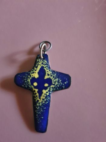 Pendentif. Croix émaillée. Bleu. 4 cm