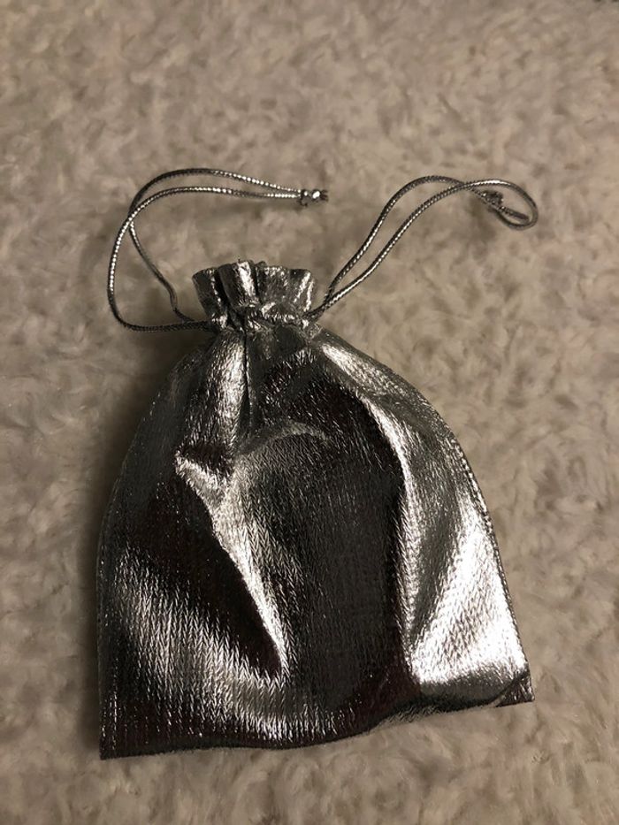 BB-Collier ras de cou argenté/perle noire NEUF - photo numéro 6