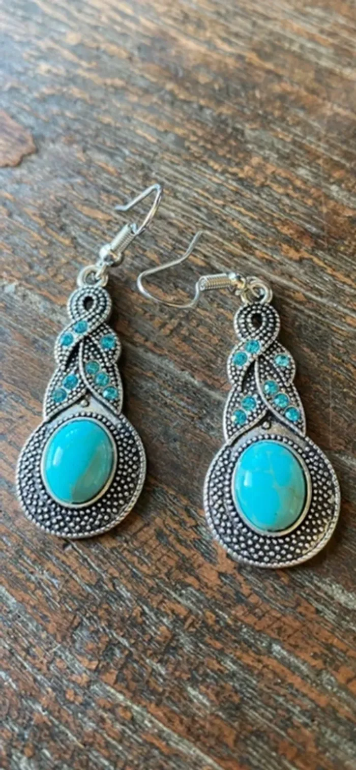 Magnifiques boucles d’oreilles argentées avec strass et turquoise - photo numéro 2
