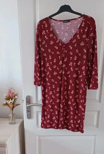 Robe femme bordeaux fleurie, manches 3/4, taille S, en bon état.