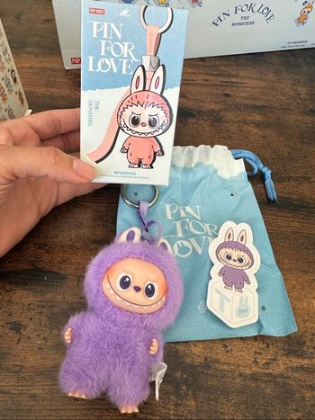 Pin for love lettre T labubu The Monsters Popmart authentique