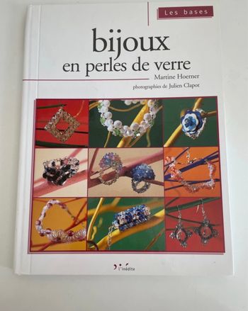 Livre bijoux en perles de verre.
