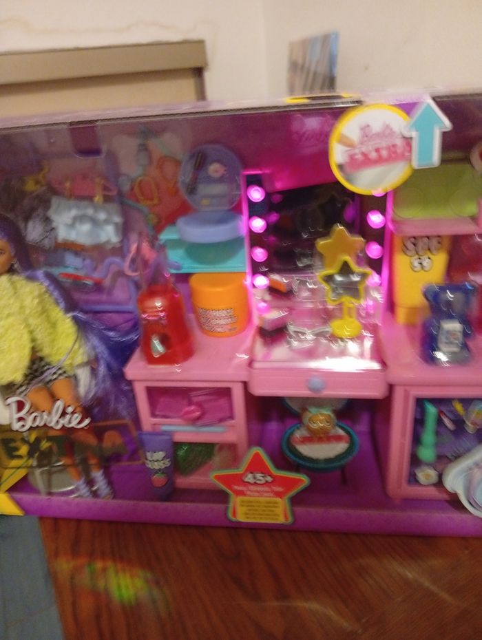 Barbie et salon de coiffure neuf dès 3 ans - photo numéro 2