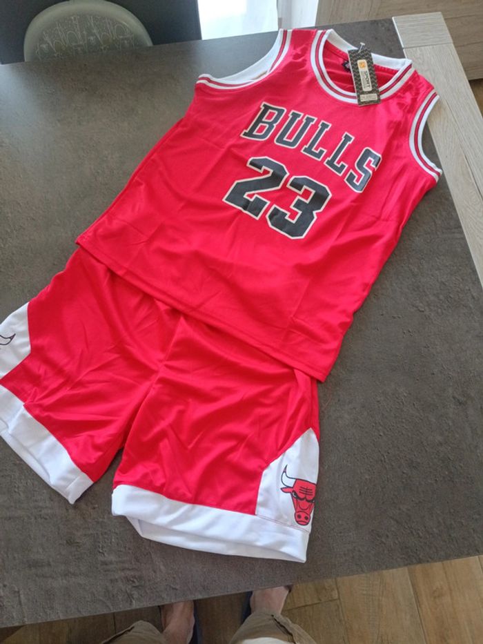 Tenue NBA Chicago Bulls Michael Jordan rouge. T.26