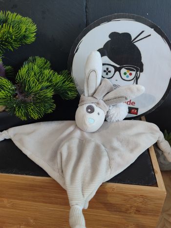 Doudou lapin plat marron beige rayé bonnet rouge tape à l'oeil Blanc Ponpom 3428