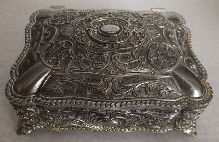 Boîte à bijoux ancienne en métal argenté (intérieur velours noir, dessous bleu)