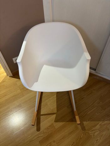 Chaise à bascule blanche