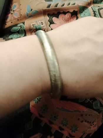 bracelet en métal argenté.