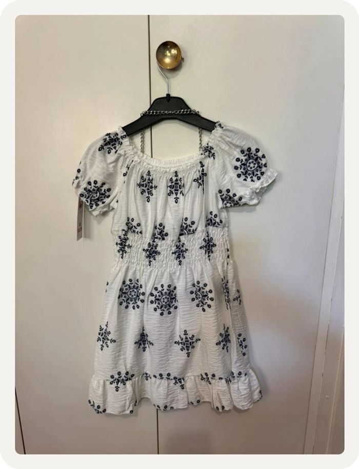 Robe blanche à détails bleus - photo numéro 2
