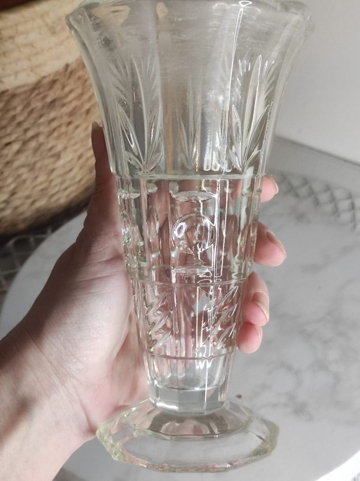 Vase en verre sculpté vintage - photo numéro 2
