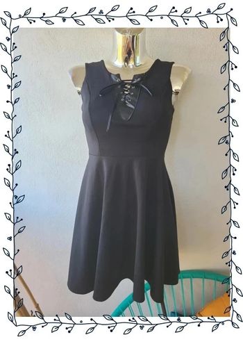 Robe noir avec lacets sur le devant