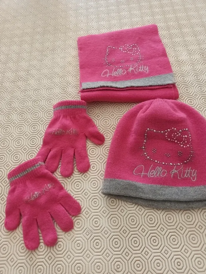 Ensemble hello kitty bonnet écharpe gants rose . Tour de tête  54 cms