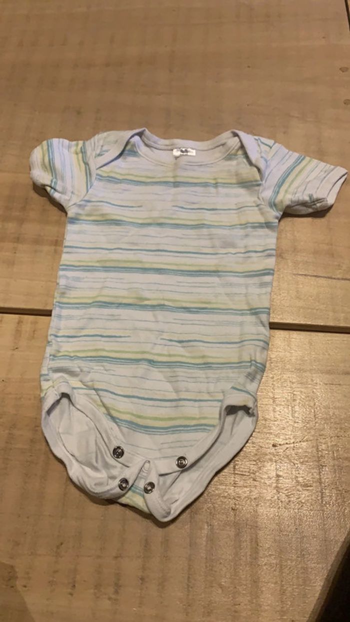 Lot de 3 bodies manches courtes 12 mois en très bon état - photo numéro 4