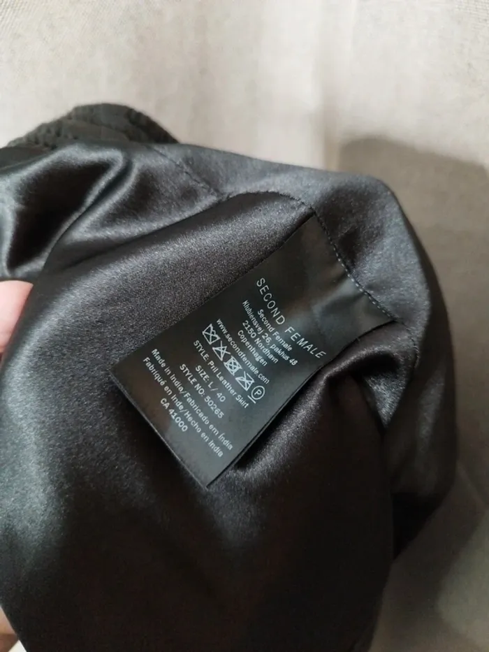 Jupe courte second female - photo numéro 6