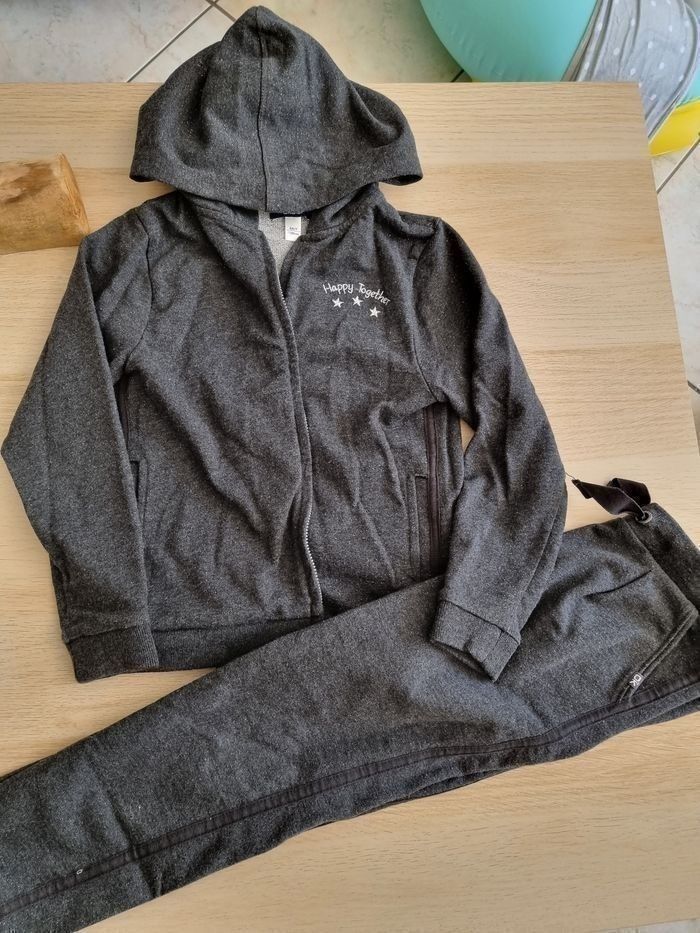 💜💜SUPERBE JOGGING NEUF PAILLETÉS  7/8 ANS FILLE OKAIDI SUBLIMEEEE💜💜💜