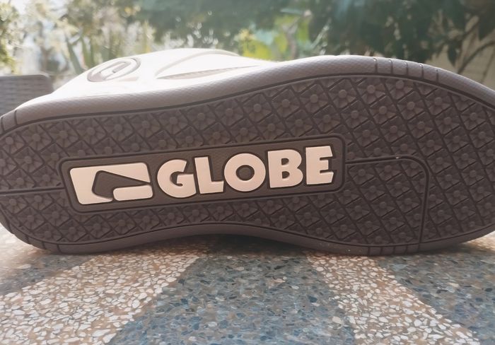 Baskets globe pointure 42 neuves jamais portées blanches et marrons - photo numéro 4