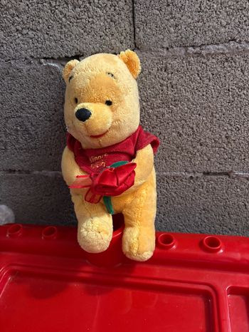 Peluche Winnie avec rose