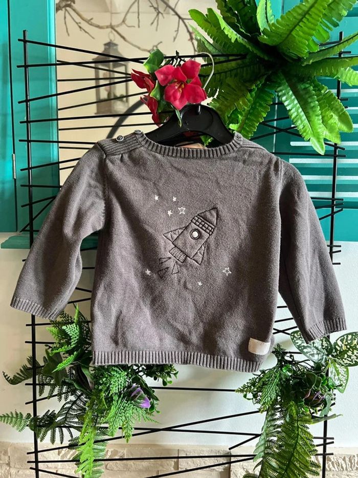 Pull gris avec motif fusée garçon 12 mois