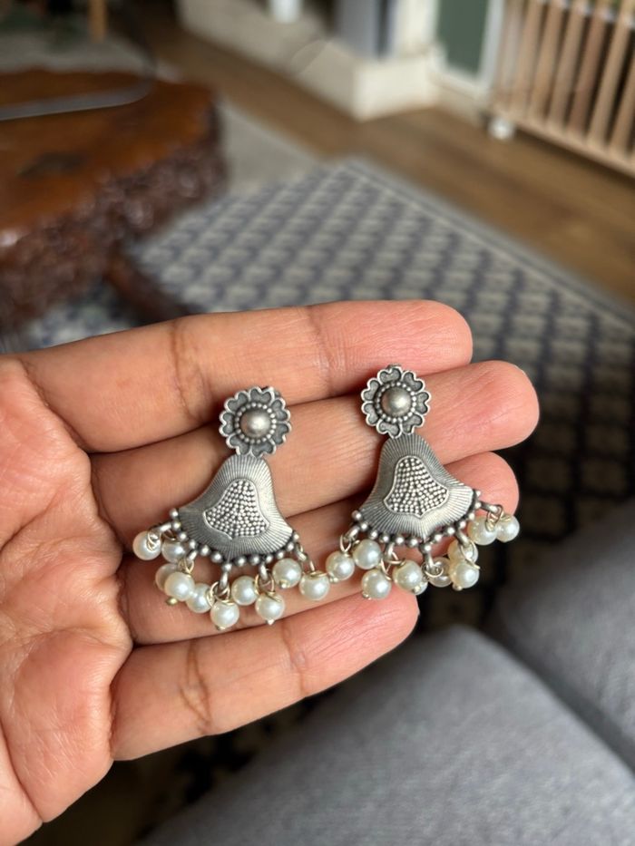 Boucles d’oreilles argentées vintage avec perles blanches - photo numéro 3
