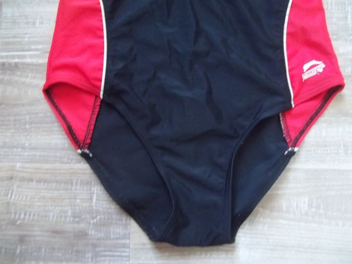 Maillot de bain Slazenger noir et rouge 9/10 ans - photo numéro 2