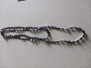 collier noir et perles multicolores