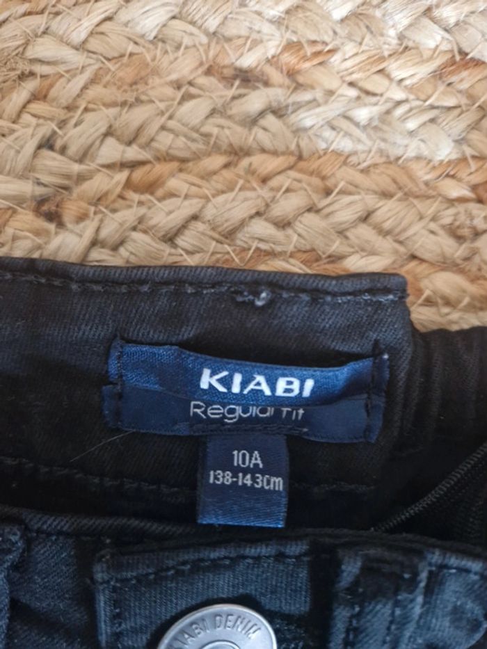 Short / bermuda en jeans destroy noir Kiabi 🌎10 ans 🌎 - photo numéro 2