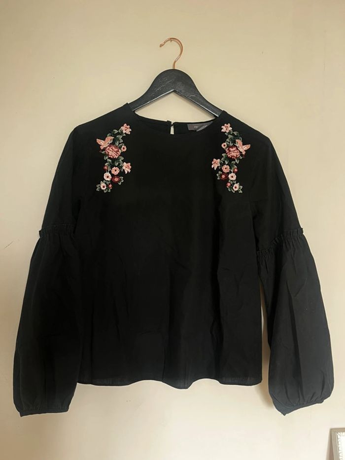 Blouse noire brodée avec des fleurs - photo numéro 2