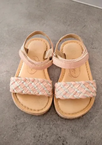 Jolies sandales à scratch 23