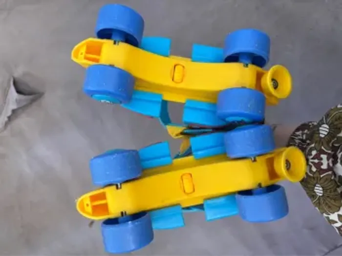 Paire de patins à roulettes + genouillères et coudières bon état - photo numéro 5