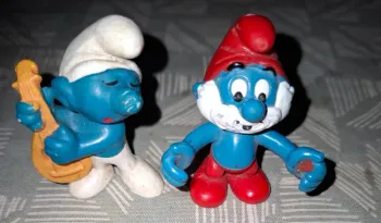 Deux  figurines des shchtroumpfs