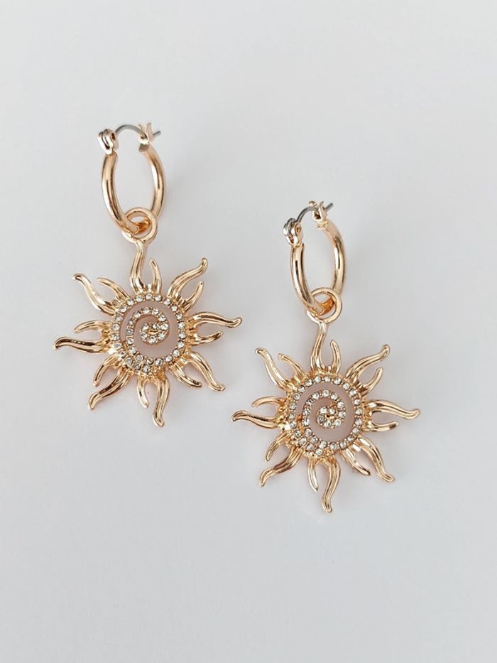 Magnifique paire de boucles d'oreilles pendantes - soleil doré - acier inoxydable 🌊 - photo numéro 6