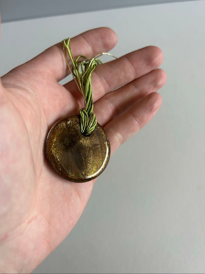 Collier pendentif en résine motif spiralé multicolore - photo numéro 4