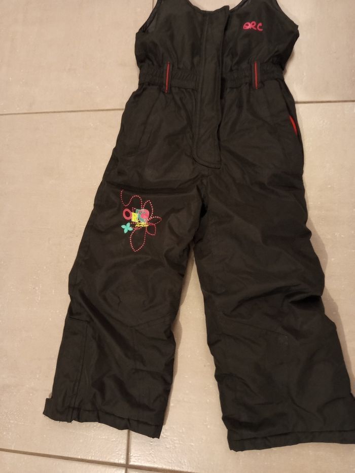 Très belle salopette de ski 5 ans chaude et imperméable noire - photo numéro 3