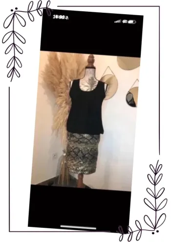 Robe chic noire avec sequin dorée