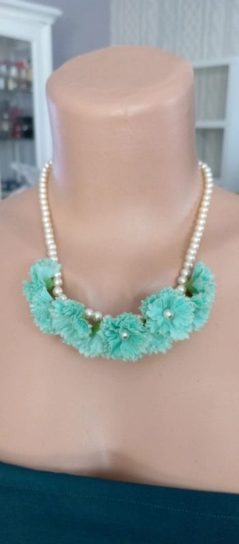 Collier de perles et de fleurs